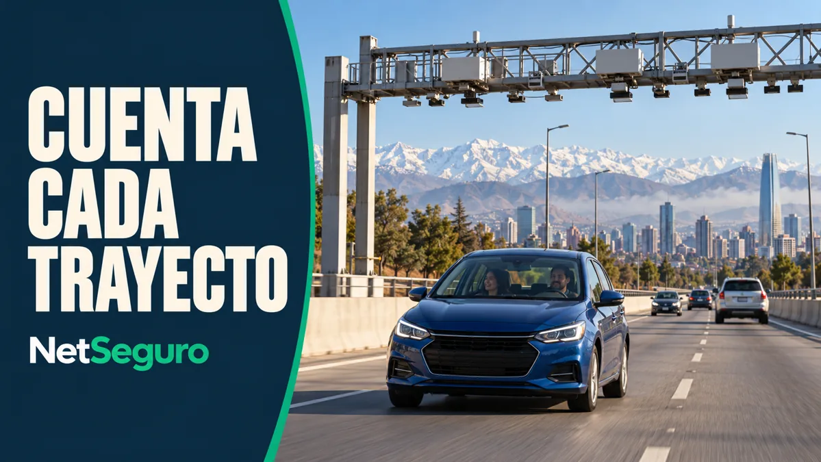 Auto azul circulando bajo un pórtico de autopista con Santiago y los Andes al fondo.
