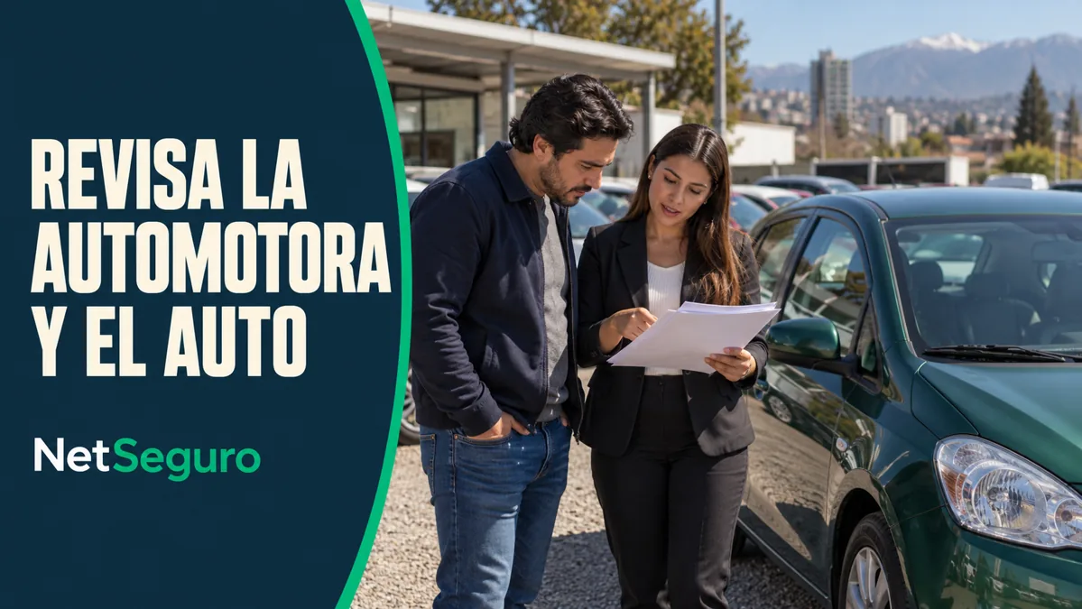 Comprador revisando documentos con una vendedora junto a un auto usado verde.
