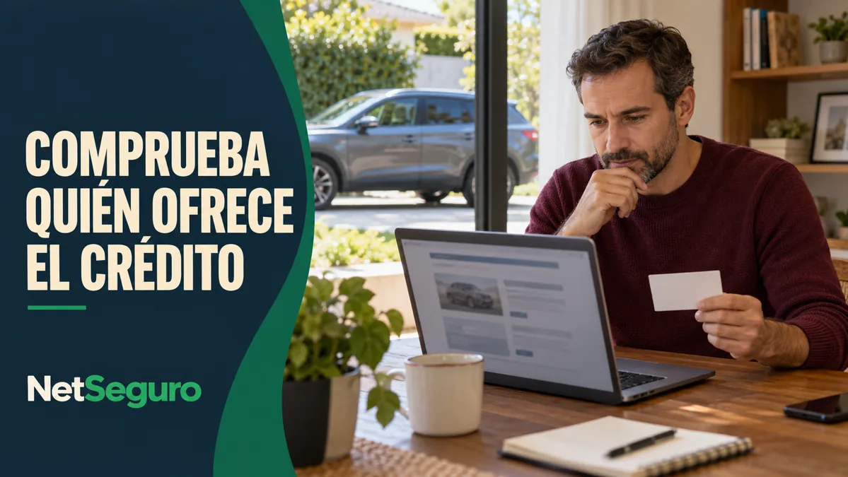 Hombre revisando una página en su computadora y una tarjeta de contacto.